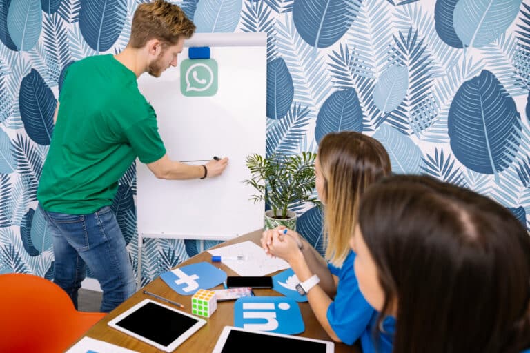 O WhatsApp Business é uma plataforma desenvolvida pelo Meta (antigo Facebook) para ajudar empresas de todos os portes a se conectarem com seus clientes de maneira eficiente