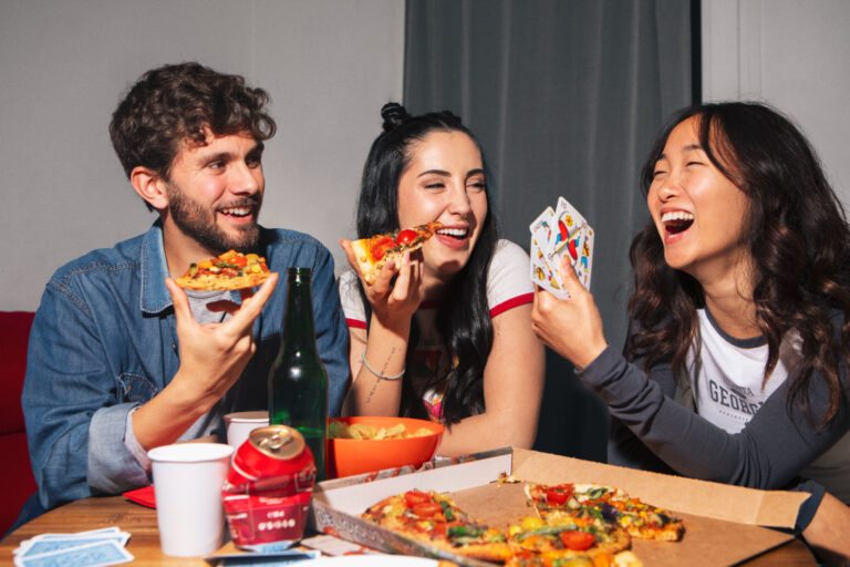 Noite de jogos com amigos: o que pedir para comer no delivery?