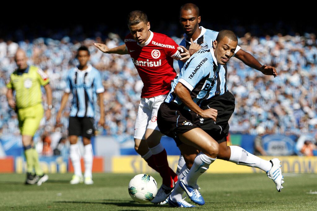 PORTO ALEGRE, RS - FUTEBOL - 12.02.2012 - D'Alessandro, cercado por Leo Gago (F) e Naldo, durante a partida entre Grêmio e Internacional pela última (38ª) rodada do Brasileirão 2012, na tarde de domingo, no Estádio Olímpico Monumental. Foto: Guilherme Testa