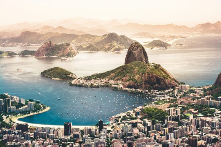 fotografia aérea da paisagem urbana perto do mar e montanhas.