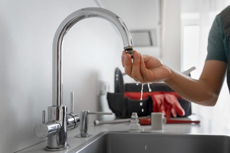 Economizar água e energia em casa é uma atitude que vai além da redução nas contas no fim do mês. Trata-se de uma prática sustentável, essencial para o cuidado com o meio ambiente e a preservação dos recursos naturais.
