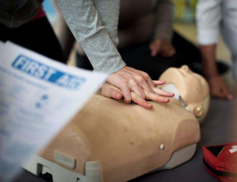 Curso de primeiros socorros: o que todo cidadão deveria saber para agir em emergências?