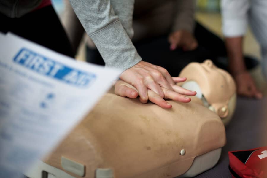Curso de primeiros socorros: o que todo cidadão deveria saber para agir em emergências?