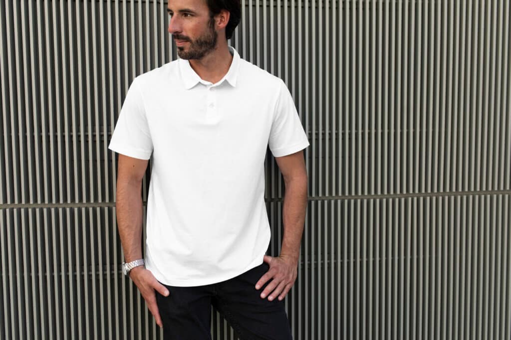Longe de ser apenas um básico casual, a camisa polo masculina reafirma seu protagonismo em 2025, emergindo como um veículo de elegância rápida e adaptável.