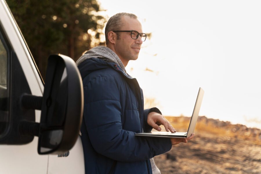 Trabalhando na Estrada: Itens que Facilitam a Vida de Quem Viaja e Produz ao Mesmo Tempo