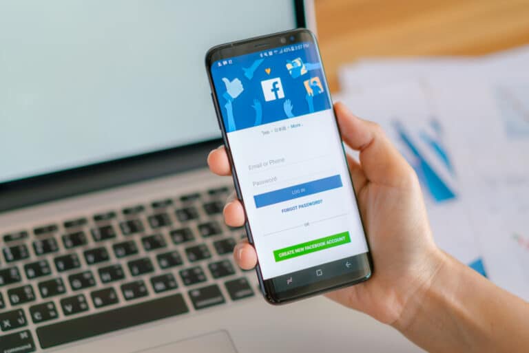 É aí que entra o SaveFrom.net, uma ferramenta online que te permite baixar video do Facebook de forma simples e rápida.