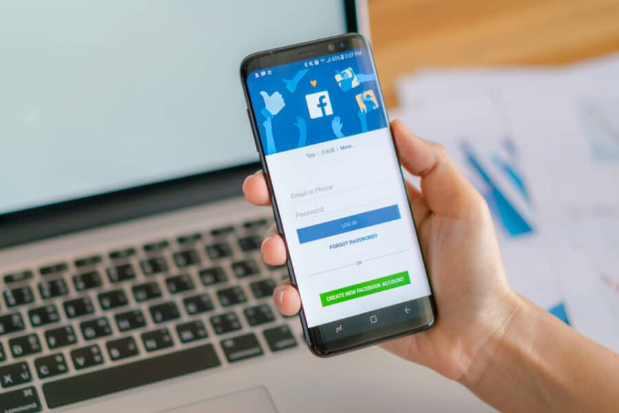 É aí que entra o SaveFrom.net, uma ferramenta online que te permite baixar video do Facebook de forma simples e rápida.