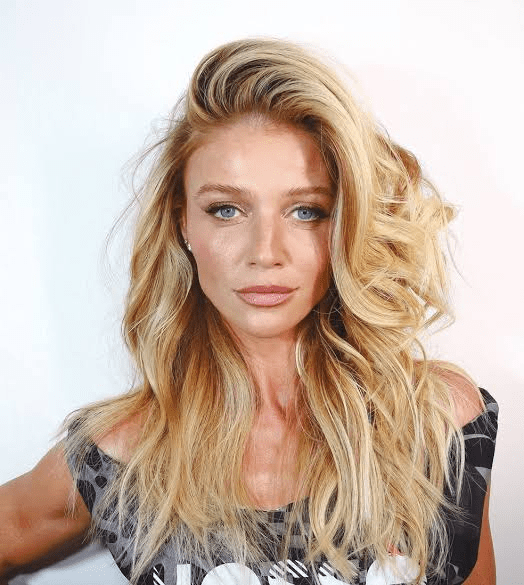 Qual a altura de Cintia Dicker? Descubra a medida exata da modelo brasileira