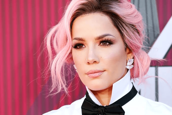 Qual a altura de Halsey? Descubra os detalhes sobre a cantora e sua estatura oficial
