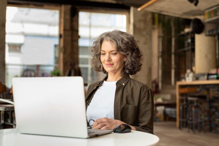 Empreendedores: como brasileiros acima de 50 anos estão usando crédito para abrir novos negócios