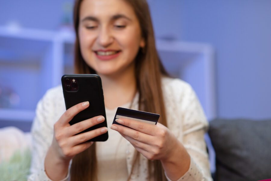 Tem como pagar boleto com cartão de crédito? Entenda as opções disponíveis