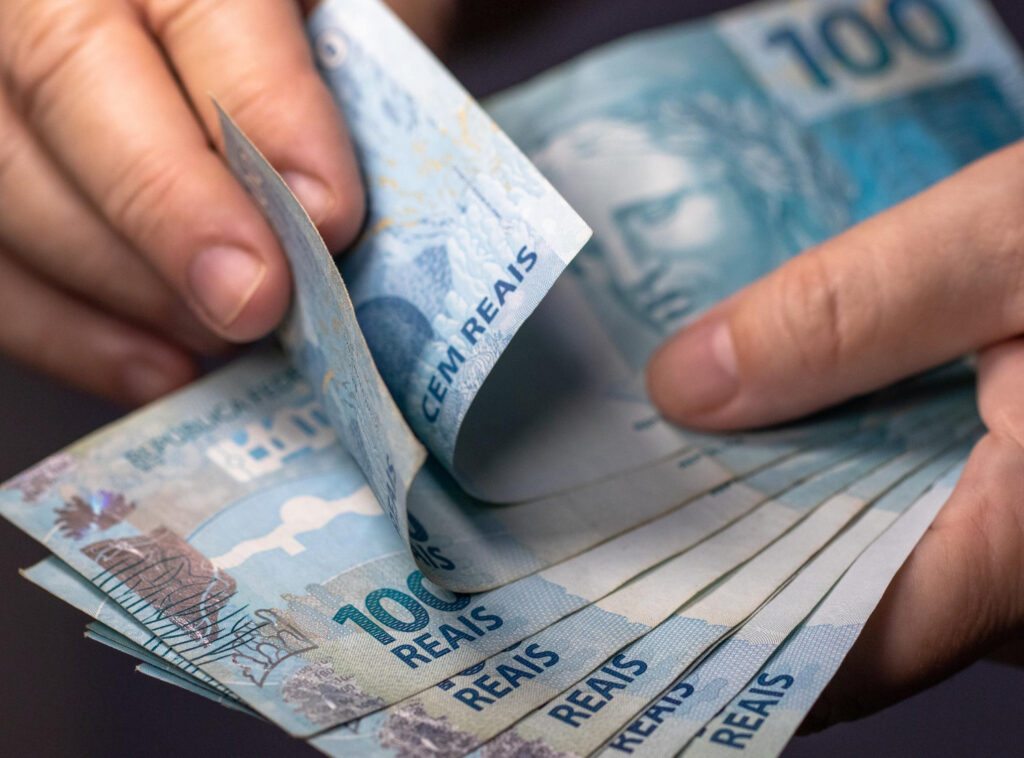 Crédito com desconto mais previsível entra no radar de trabalhadores com carteira assinada