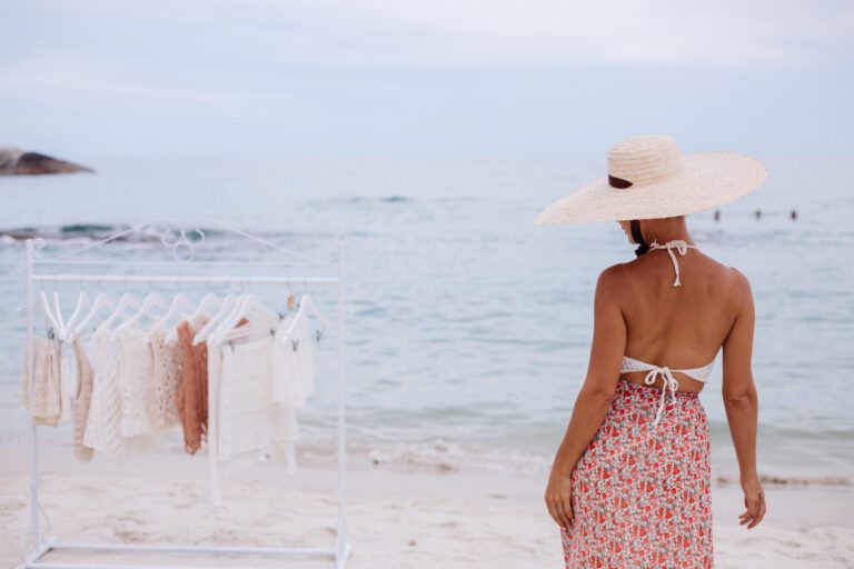 Moda praia versátil ganha espaço também nos dias mais frios