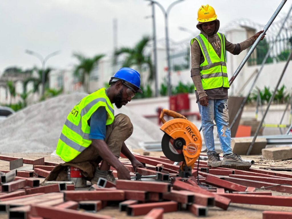 Aluguel de Equipamentos de Construção em São Paulo: Como Economizar e Ganhar Eficiência na Obra