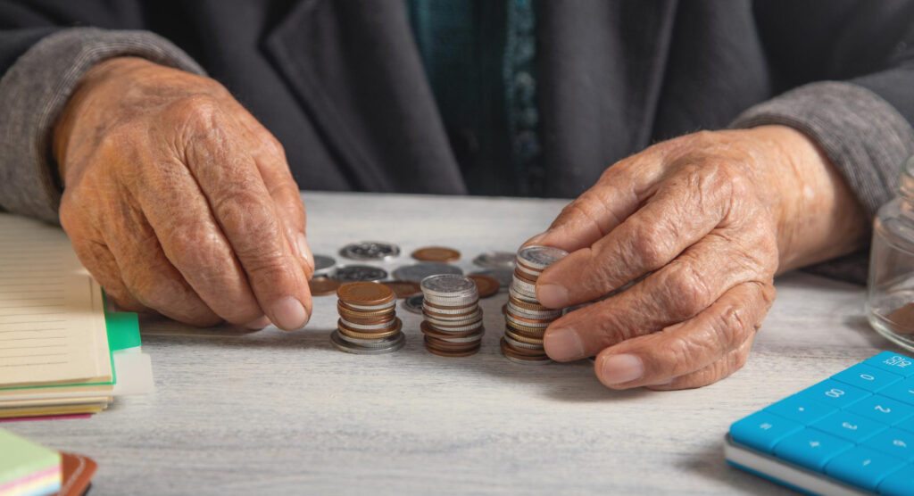 Golpes financeiros contra idosos: como se proteger e o que fazer ao cair
