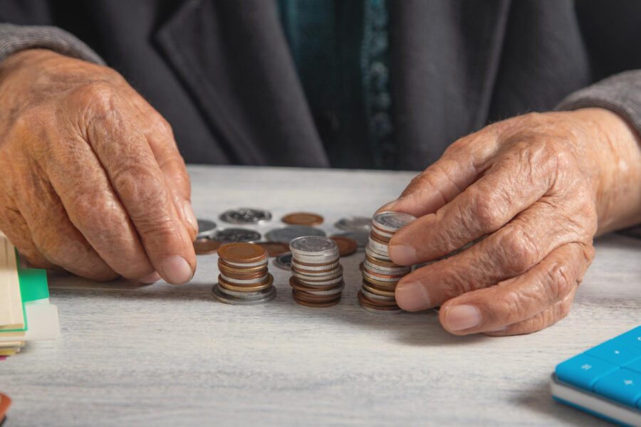 Golpes financeiros contra idosos: como se proteger e o que fazer ao cair